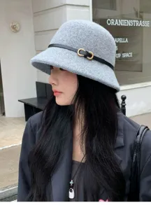 Elegante sombrero de cubo de lana gris para mujer, sombrero de fieltro chic con cinturón y hebilla