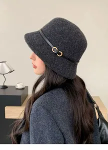 Sombrero de cubo de lana gris oscuro para mujer, elegante sombrero de invierno con cinturón.