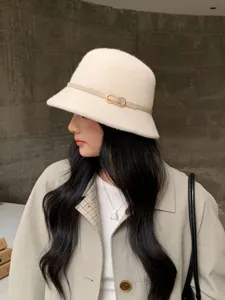 Elegante sombrero de cubo de lana para mujer, elegante sombrero beige de otoño con cinturón.