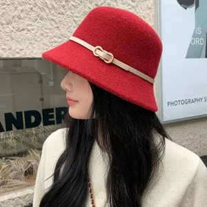 Sombrero de cubo de lana roja para mujer con correa beige elegante y hebilla dorada de moda.
