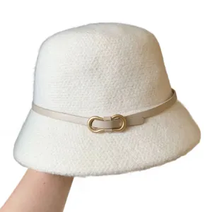 Elegante sombrero de mezcla de lana para mujer con cinturón elegante y hebilla de metal.