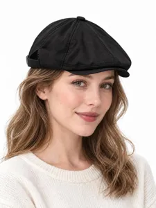 Primo piano dettagliato del classico cappellino piatto newsboy nero indossato dalla modella.