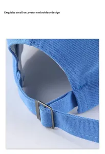 Dettaglio cappellino da baseball per bambini con fibbia metallica regolabile tessuto.