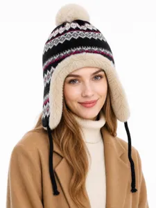 Caldo cappello da aviatore in maglia con paraorecchie soffici, dettaglio moda invernale.