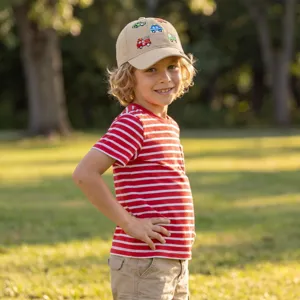 Cappellino da baseball per bambini con ricamo di auto, vista esterna dettagliata.