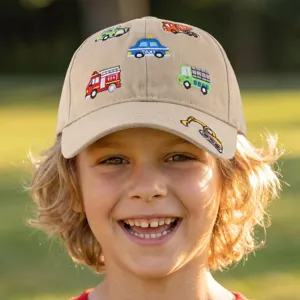 Primo piano dettagliato del berretto da bambini con simpatici ricami di veicoli.