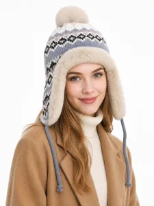 Caldo cappello trapper invernale con motivo in maglia e morbidi copriorecchie in pelliccia sintetica.