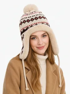 Caldo cappello da cacciatore in maglia con pelliccia sintetica e pompon invernale.