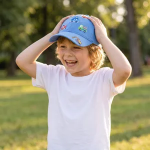 Simpatico cappellino da baseball per bambini con ricami di auto, ideale per la primavera.