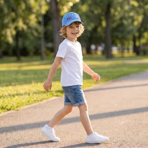 Vista di dettaglio del berretto da baseball per bambini, cappellino blu con stampa di auto.