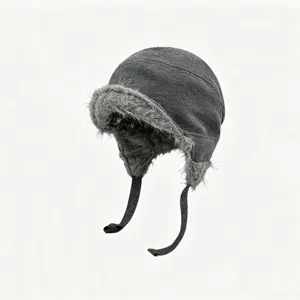 Accogliente berretto trapper invernale grigio con bordo in pelliccia sintetica, paraorecchie antivento.