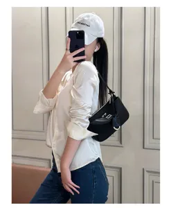 Zwarte schoudertas van echt leer voor dames, elegante luxe handtas met slot voor werk.