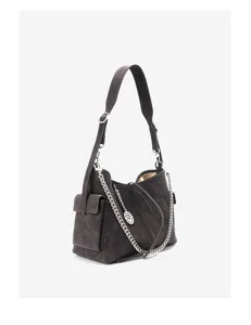 Dettaglio borsa a tracolla messenger in camoscio grigio scuro con catena e tasca laterale donna.