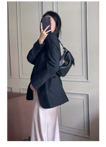 Zwarte leren schoudertas voor vrouwen, elegante werkhandtas gemaak van zacht rundleer.