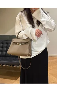 Gedetailleerd overzicht van de elegante lederen Kelly handtas in een chique interieursetting.