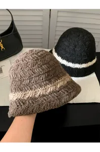 Gros plan détaillé sur le bob en tricot doux et chaud, mettant en valeur sa texture.