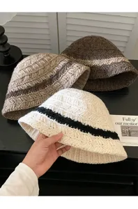 Gros plan détaillé de chapeaux bob en tricot décontractés avec texture douce et élégante.