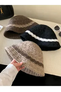 Vue détaillée de chapeaux bob en tricot douillet aux couleurs chics avec des mailles épaisses.