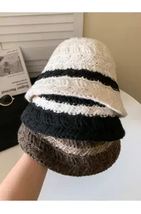 Détail de chapeau bob en tricot style japonais avec texture douce et design superposé.