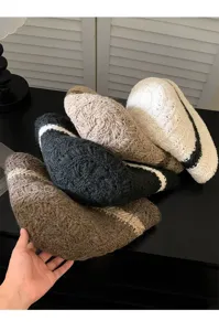 Chapeau cloche en tricot style japonais, bonnet d'hiver confortable avec rayures contrastées.