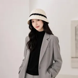 Vue détaillée d'un chapeau bob en tricot japonais chic beige avec une bande noire élégante.