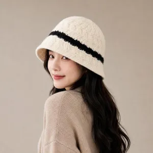 Chapeau bob en tricot style japonais pour femme, bonnet chaud et douillet à rayures noires.
