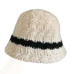 Chapeaubob en tricot style japonais pour femme, chapeau d'automne chaud avec rayure noire élégante.