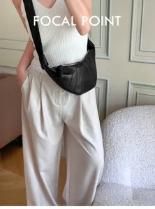 Schwarze Leder Croissant Umhängetasche Detail, stilvolle schicke Crossover Tasche.