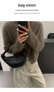 Schwarze Lammleder Croissant Schultertasche, vielseitige Freizeittasche für den Alltag.