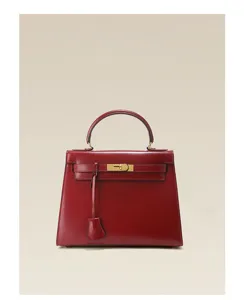 Sac à main en cuir rouge, cabas classique finition brillante avec poignée et serrure métal.