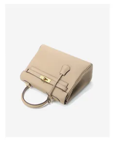 Gedetailleerd overzicht van de Kelly schoudertas van echt leer in taupe met goudkleurige hardware.
