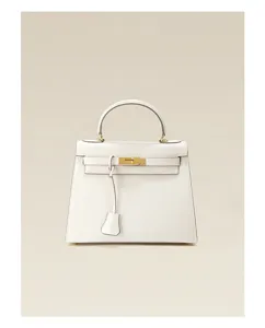 Sac Kelly en cuir verni blanc vue de détail, élégant sac à main bandoulière pour femmes.