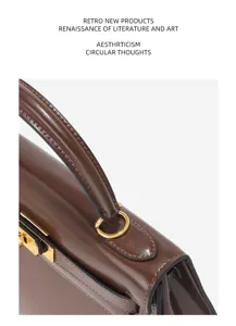 Gros plan sur la poignée en cuir lisse véritable et les garnitures dorées du sac de luxe.