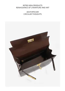 Vue détaillée de l'intérieur du sac Kelly en cuir vernis marron et quincaillerie dorée.