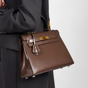Sac à main Kelly en cuir marron pour femme, élégant sac porté épaule pour le quotidien.