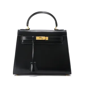 Sac à main Kelly en cuir noir, élégant sac porté épaule avec fermoir tournant classique.