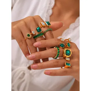 Gros plan détaillé de bagues ouvertes vintage dorées, superbe présentation de bijoux.