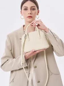 Sac à main dôme en cuir gaufré croco beige, élégant sac porté épaule et bandoulière chic.