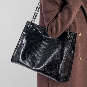Sac cabas en cuir veritable pour femme, grande capacite sac a epaule minimaliste avec chaine.