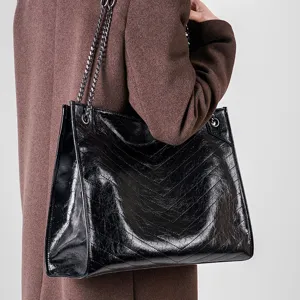 Sac cabas noir en cuir stylé avec chaîne métallique pour femme, grande capacité.
