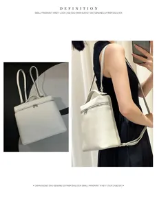 Sac à dos minimaliste en cuir véritable détail montrant une texture premium et une bandoulière.