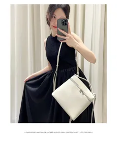Vue détaillée du sac à bandoulière en cuir véritable élégant, design minimaliste chic.