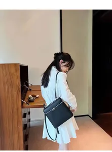 Elegant sac a dos en cuir noir minimaliste pour voyage et commute vue de detail fin