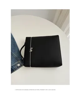 Vue détaillée du sac à dos de banlieue minimaliste en cuir noir avec verrou à glissière.