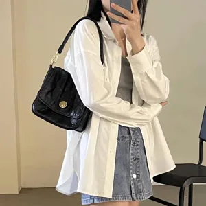 Black leather shoulder bag for women, retro pleated armpit tote bag with metallic lock closure.