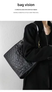 Sac cabas bandoulière en cuir véritable noir matelassé avec chaîne pour femme chic.