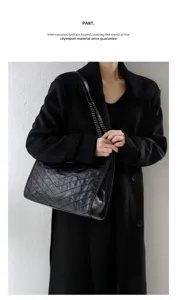 Vue détaillée d'un sac cabas noir en cuir véritable avec bandoulière chaîne et effet froissé.