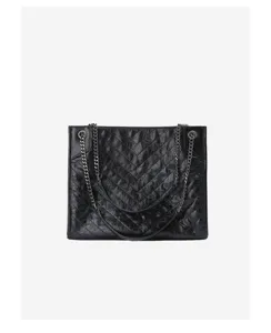 Vue détaillée du sac cabas en cuir froissé noir avec bandoulière chaîne et motif chevron.