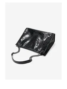 Sac bandoulière noir en cuir véritable avec chaîne, fourre-tout froissé élégant pour femmes.