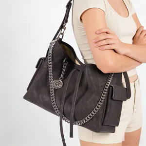 Spaziosa borsa a tracolla in pelle vintage con catena e tasche laterali per donna.
